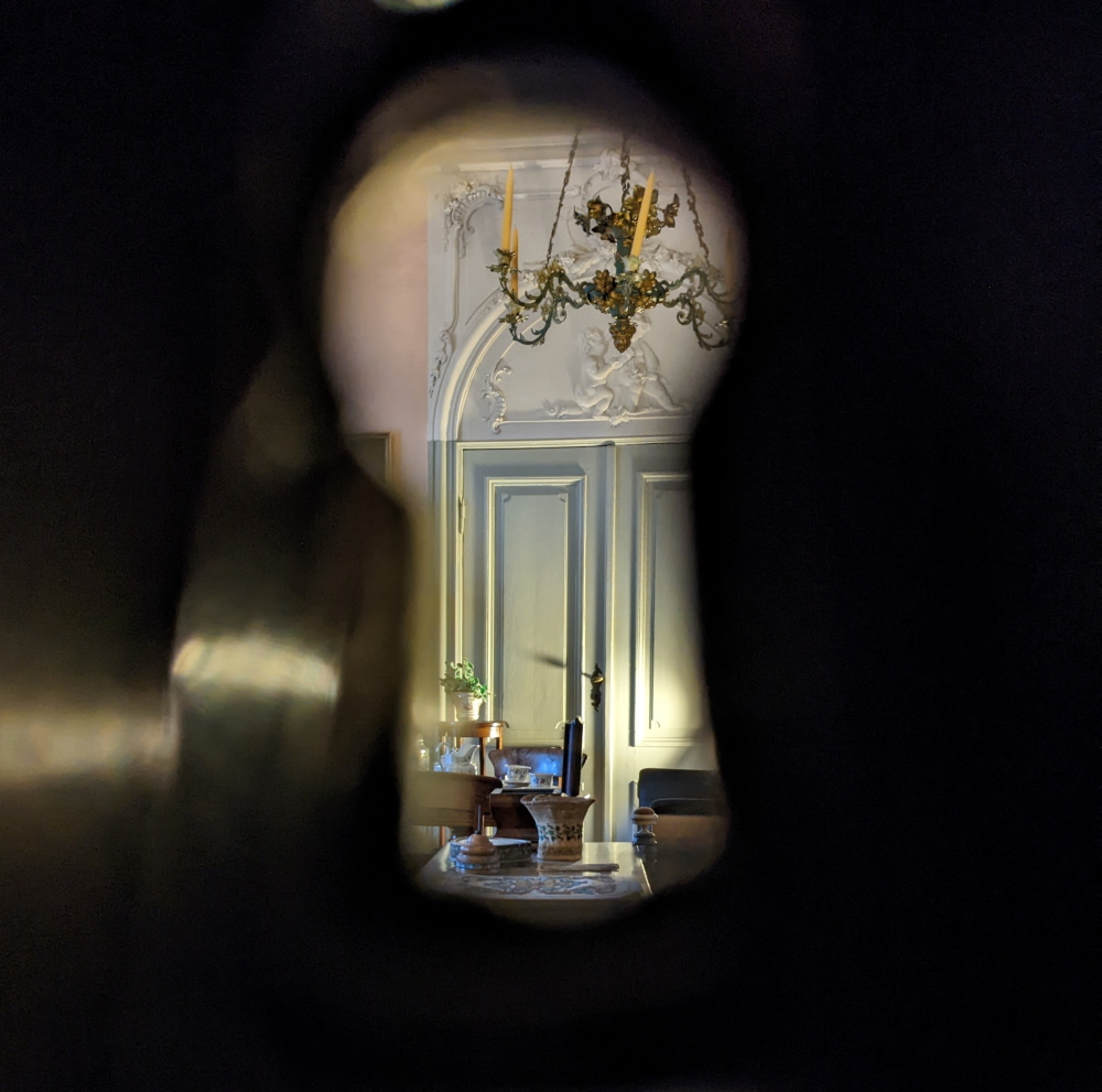Blick durchs Schlüsselloch ins Biedermeier-Zimmer.