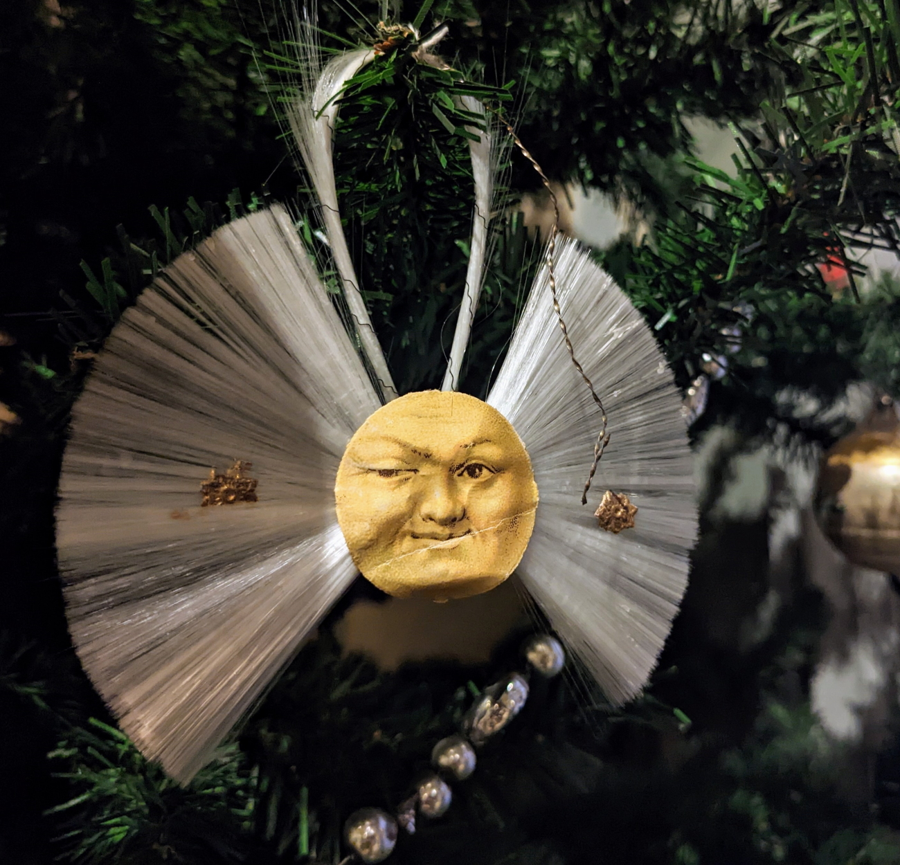 Weihnachtsbaumschmuck am Tannebaum grinsender Mond, um 1930