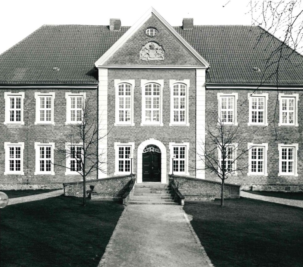 Schwarz-Weiß-Fotografie vom frisch sanierten Herrenhaus Mitte der 1970er Jahre.