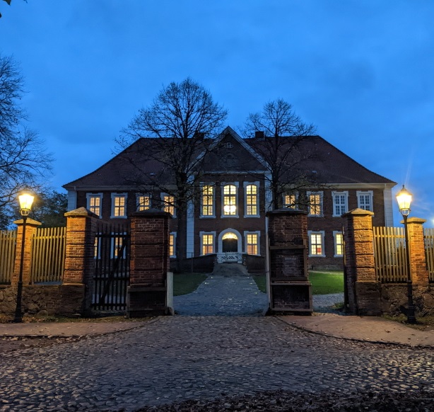 Das hell erleuchtete Kreismuseum Herzogtum Lauenburg bei Nacht.