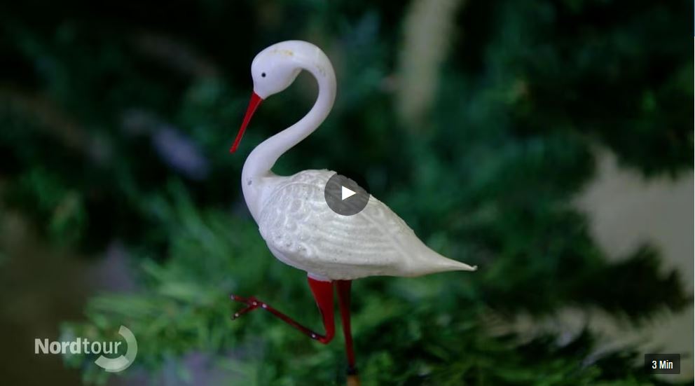 Startbild der NDR-Nordtour - ein weißer Schwan als Christbaumschmuck in einem Weihnachtsbaum - Video über die Weihnachtsausstellung im Kreismuseum Herzogtum Lauenburg.