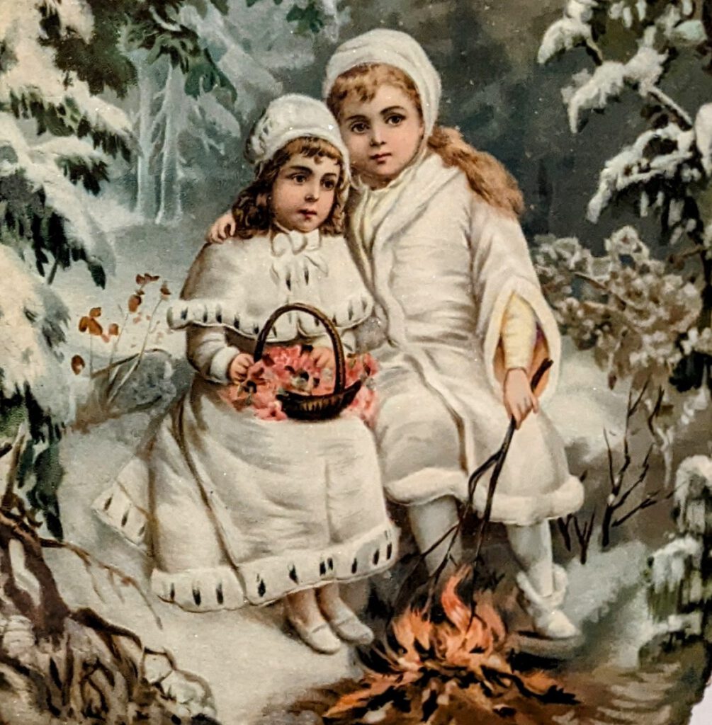 Detail eines Papiersammelbildchens, zwei Mädchen sitzen in dicke Mäntel gehüllt im verschneiten Wald an einem Lagerfeuer